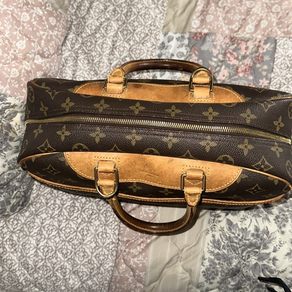 Louis Vuitton Deauville Monogram Canvass Bag - Picture 10 of 11